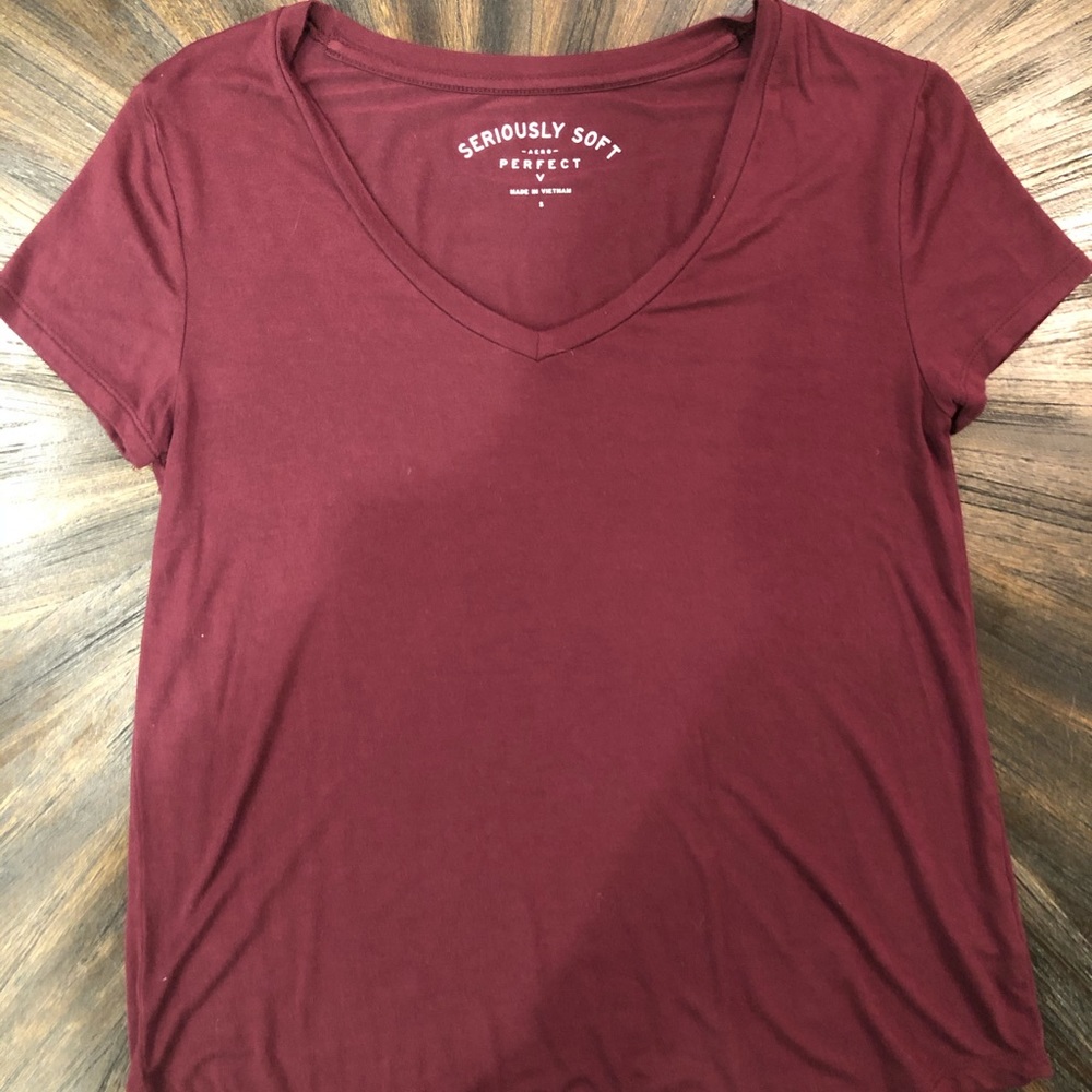 maroon t-shirt
